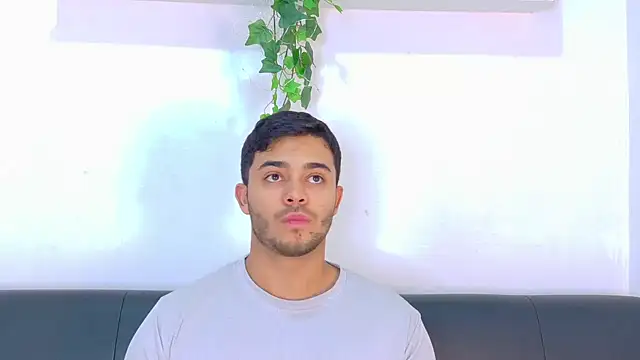 Chatroom XXX en direct de TylerWest_