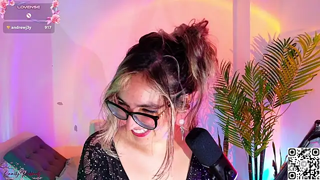 Emmi_Roberts Adlı Modelin Canlı XXX Sohbeti