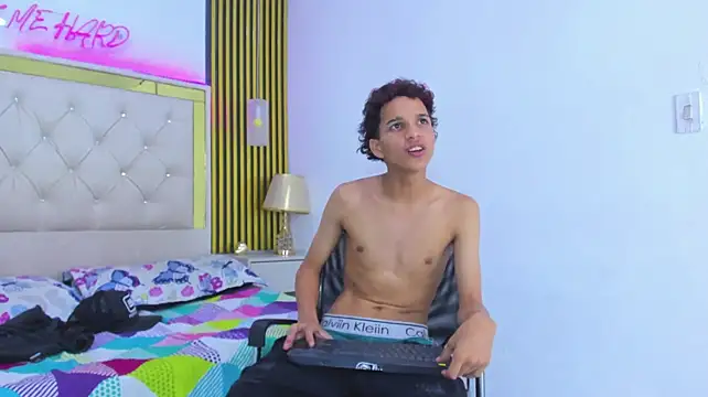 JustinSecret Adlı Modelin Canlı XXX Sohbeti