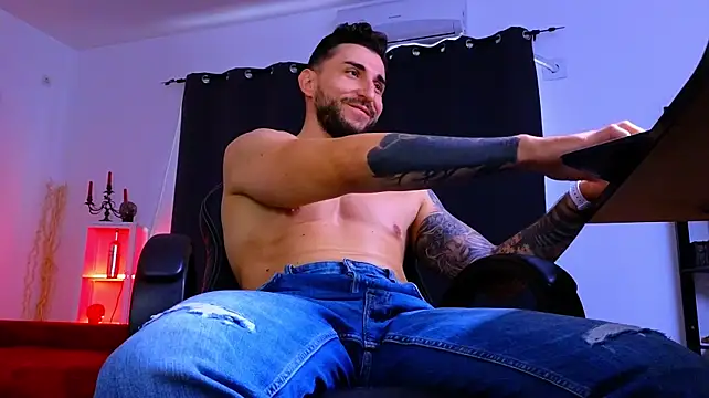 MightyAaron66 Adlı Modelin Canlı XXX Sohbeti