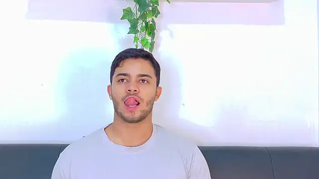 Chatroom XXX en direct de TylerWest_