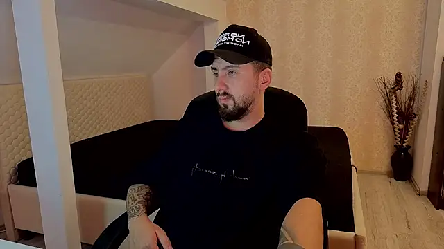 צ'אט XXX בשידור חי של LoganStroud
