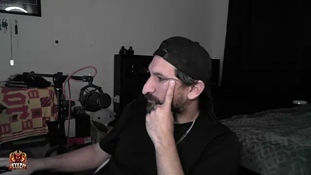 DevilPup75_ élő XXX-chatje