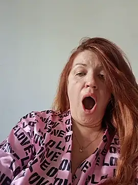 צ'אט XXX בשידור חי של KiraXTender
