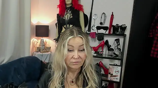 XXX chat uživo modela crystaLUX