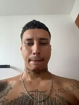 Ttinho Chat XXX live