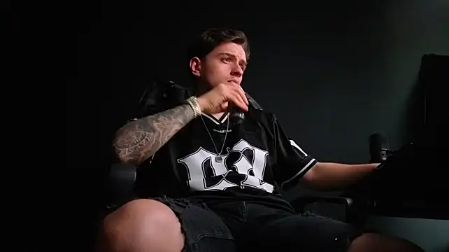 צ'אט XXX בשידור חי של FelixStarkk