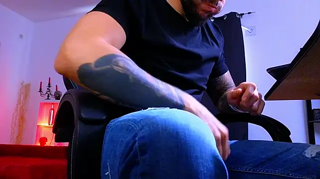 MightyAaron66's Live XXX Chat