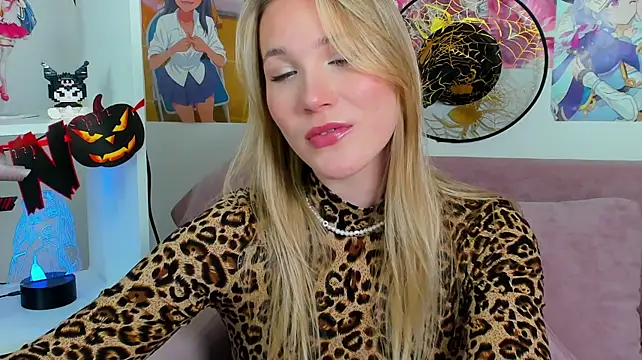 ElaraVoltage's Live XXX Chat