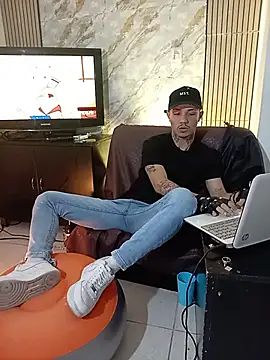 HannibalLester Adlı Modelin Canlı XXX Sohbeti