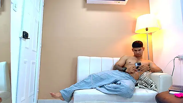ANDRES_STUD Adlı Modelin Canlı XXX Sohbeti