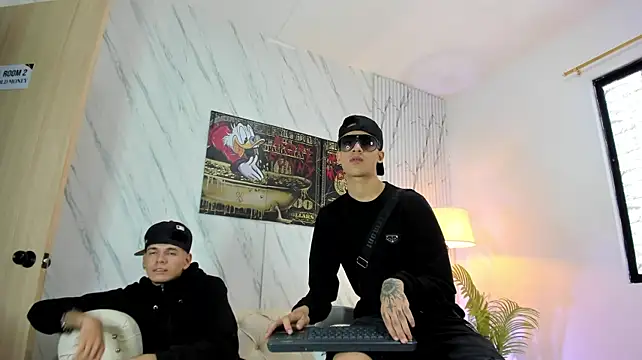 צ'אט XXX בשידור חי של COOL_BOYS2