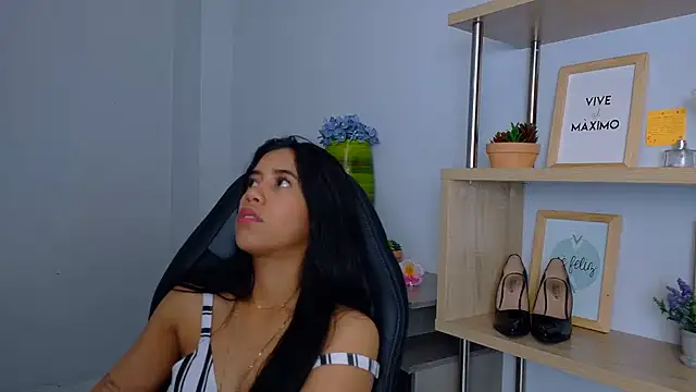 EmmiShery's Live XXX Chat