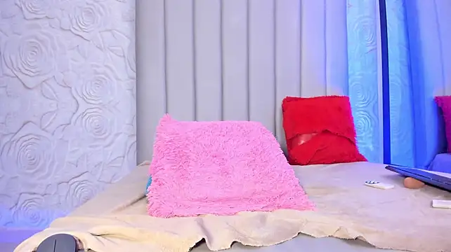 sky_velvet Show in webcam
