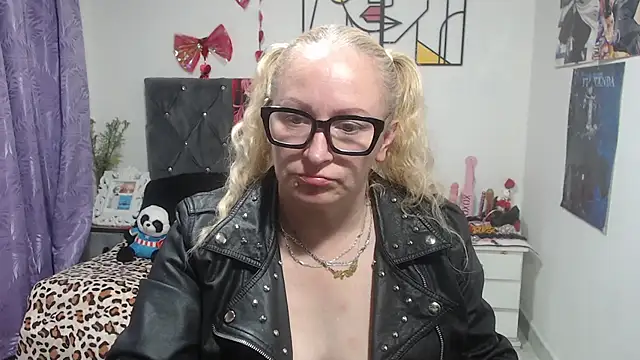 emperabigbootybigass' Live XXX Chat