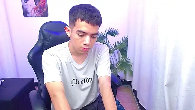 leandrocum18 élő XXX-chatje