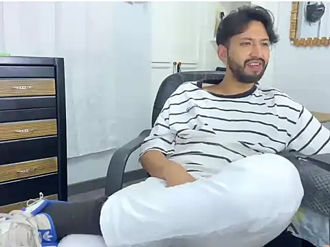 Show modela thomass1018 na web-kameri