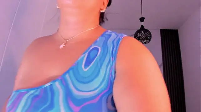 ElaBournn_のライブXXXチャット