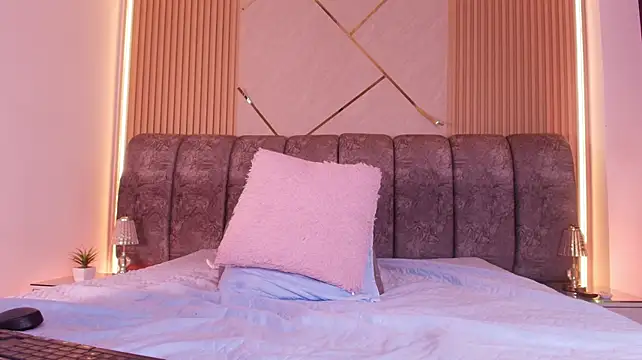 naia_blessed's Live XXX Chat