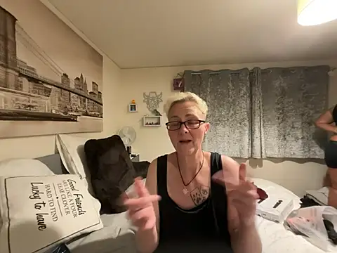 Curvy-Jinx live XXX chat