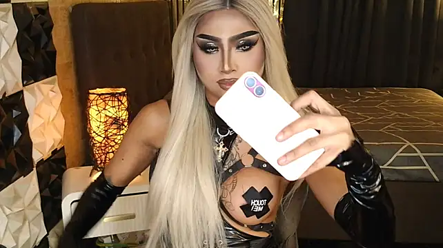 MassiveCockTrans live XXX chat