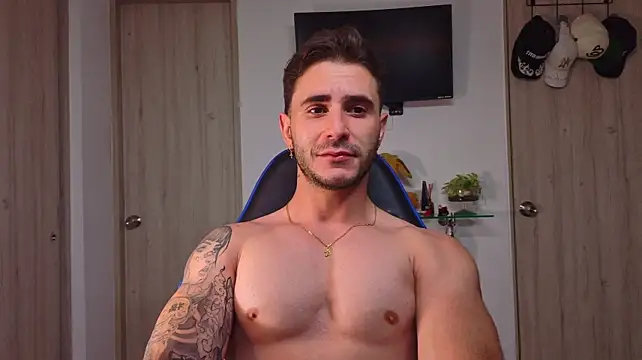 Latino_stud4u Webcam-Show