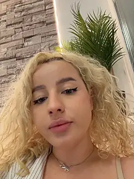 Chat XXX en directo de CurlyDaisy