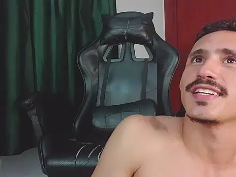 צ'אט XXX בשידור חי של HomeAloneK
