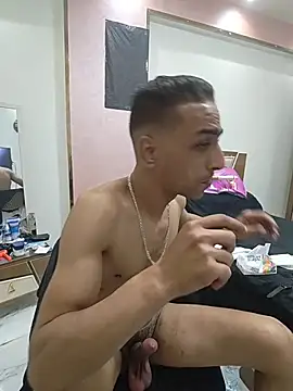 צ'אט XXX בשידור חי של highguy