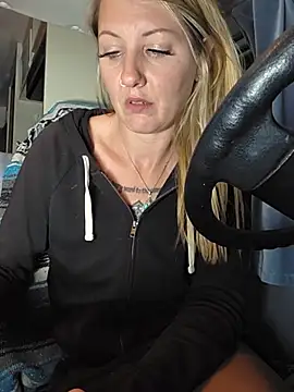 SheIsSomething XXX чат на живо