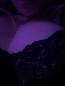 Show modela beesknees420 na web-kameri