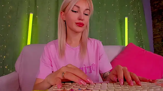 LisaFoxyMe live XXX chat