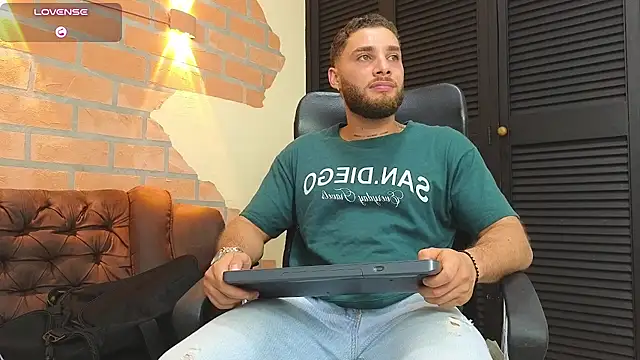 Kiing_001's Live XXX Chat