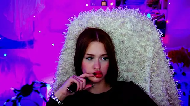 AngelaHolmes Adlı Modelin Canlı XXX Sohbeti