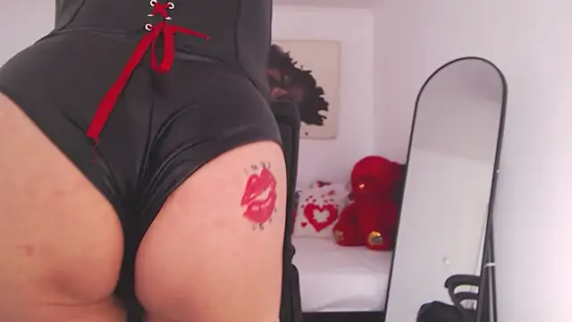LaylaMilf's Live XXX Chat