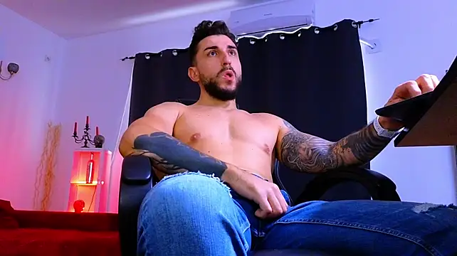 MightyAaron66 Adlı Modelin Canlı XXX Sohbeti