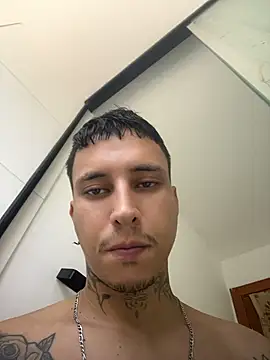 Ttinho Chat XXX live