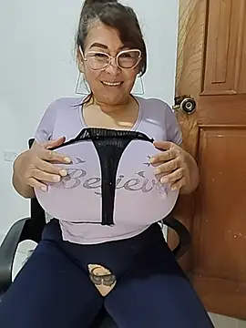 צ'אט XXX בשידור חי של AlexxiaaMat