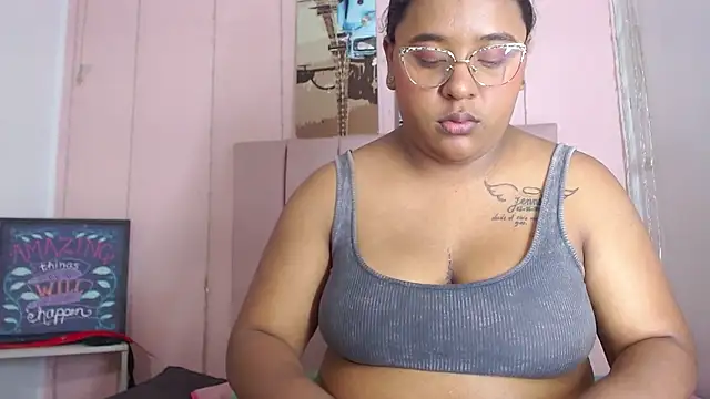 XXX chat uživo modela caliyah_curves