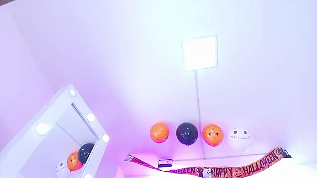 Maddie_T18's Webcam Show