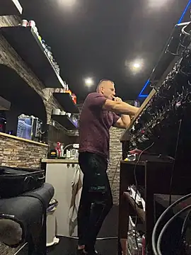 JohnytrainのライブXXXチャット