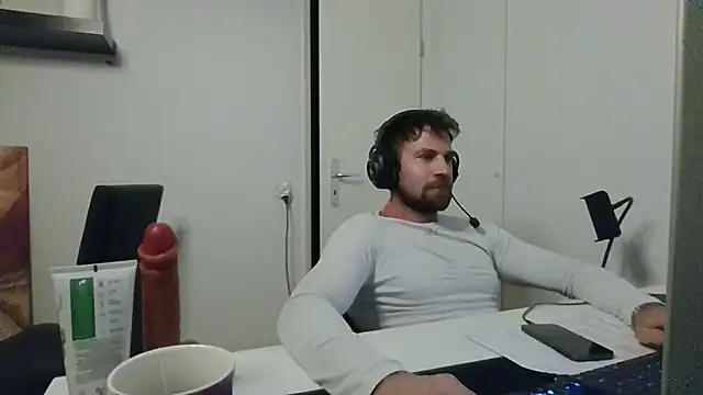 alpha-hunk live XXX chat