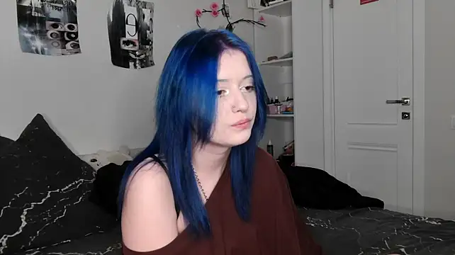 emilia_off0 Adlı Modelin Canlı XXX Sohbeti