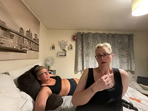 Curvy-Jinx live XXX chat