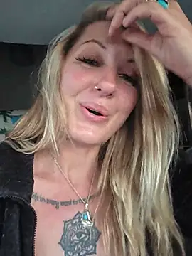 SheIsSomething live XXX chat