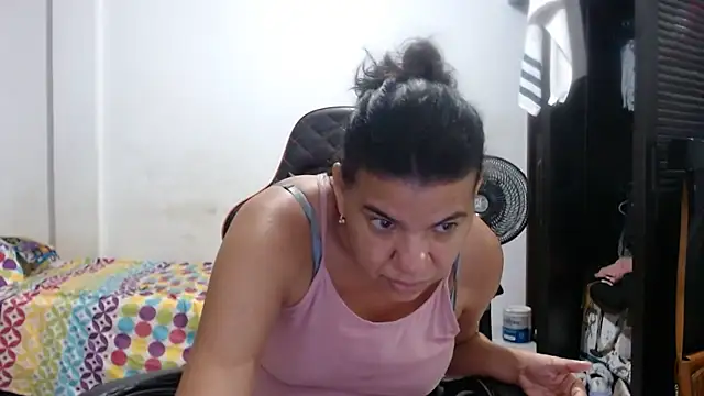 Chat +18 de Adriana_0312 ao vivo