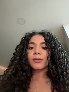 Curlyierr XXX чат на живо