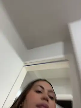 צ'אט XXX בשידור חי של LariiHotWife