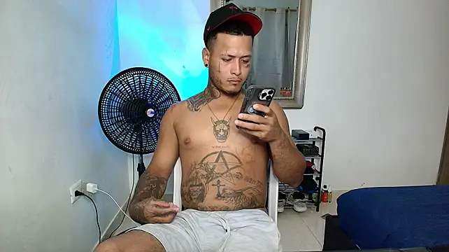 crow_black00's Live XXX Chat