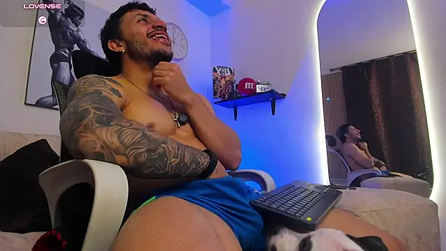 LiamReigns_ Adlı Modelin Canlı XXX Sohbeti